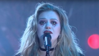 Kelly Clarkson Covers Olivia Rodrigo’s ‘Vampire’ – While Dressed as a Vampire (Video)